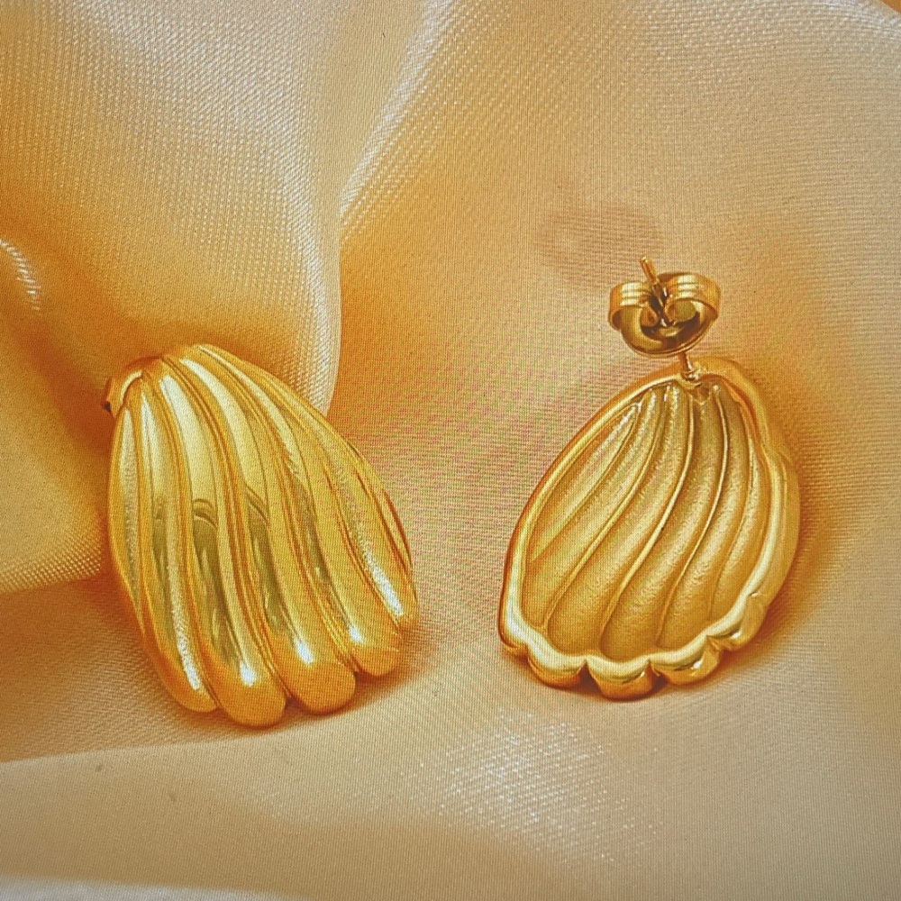 Elegant Gold Shell Earrings